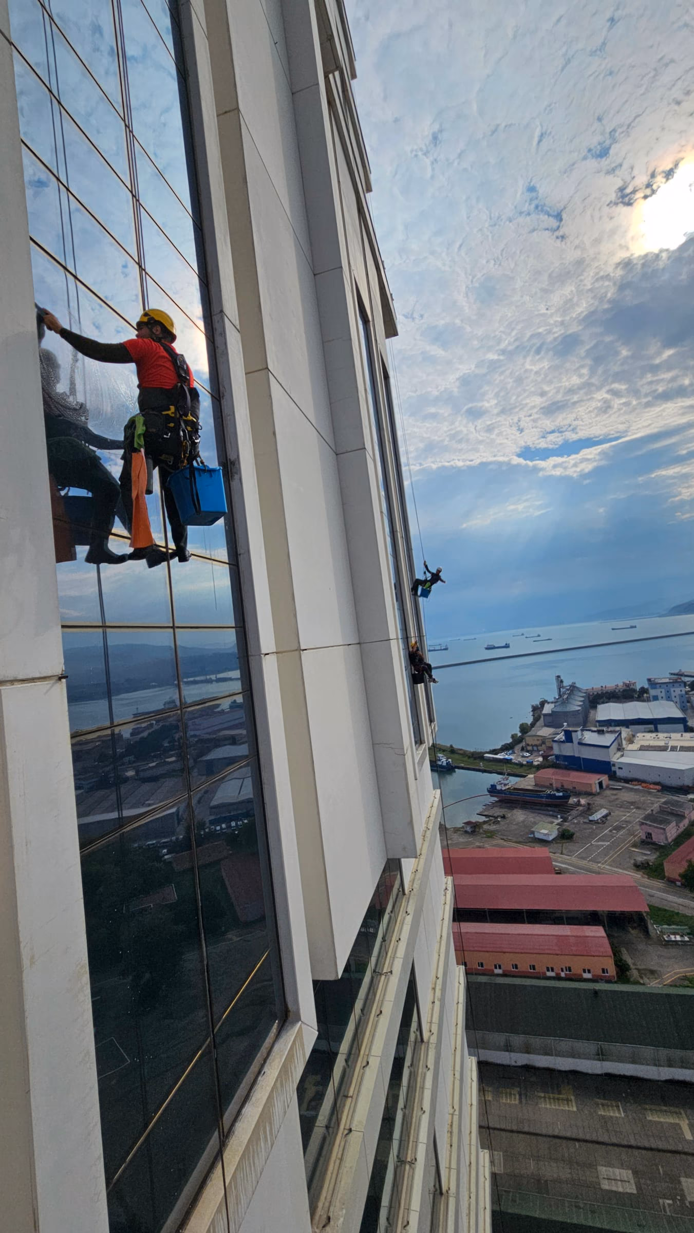 Otel — Dış Cephe Cam Temizliği — saha fotoğrafı 2