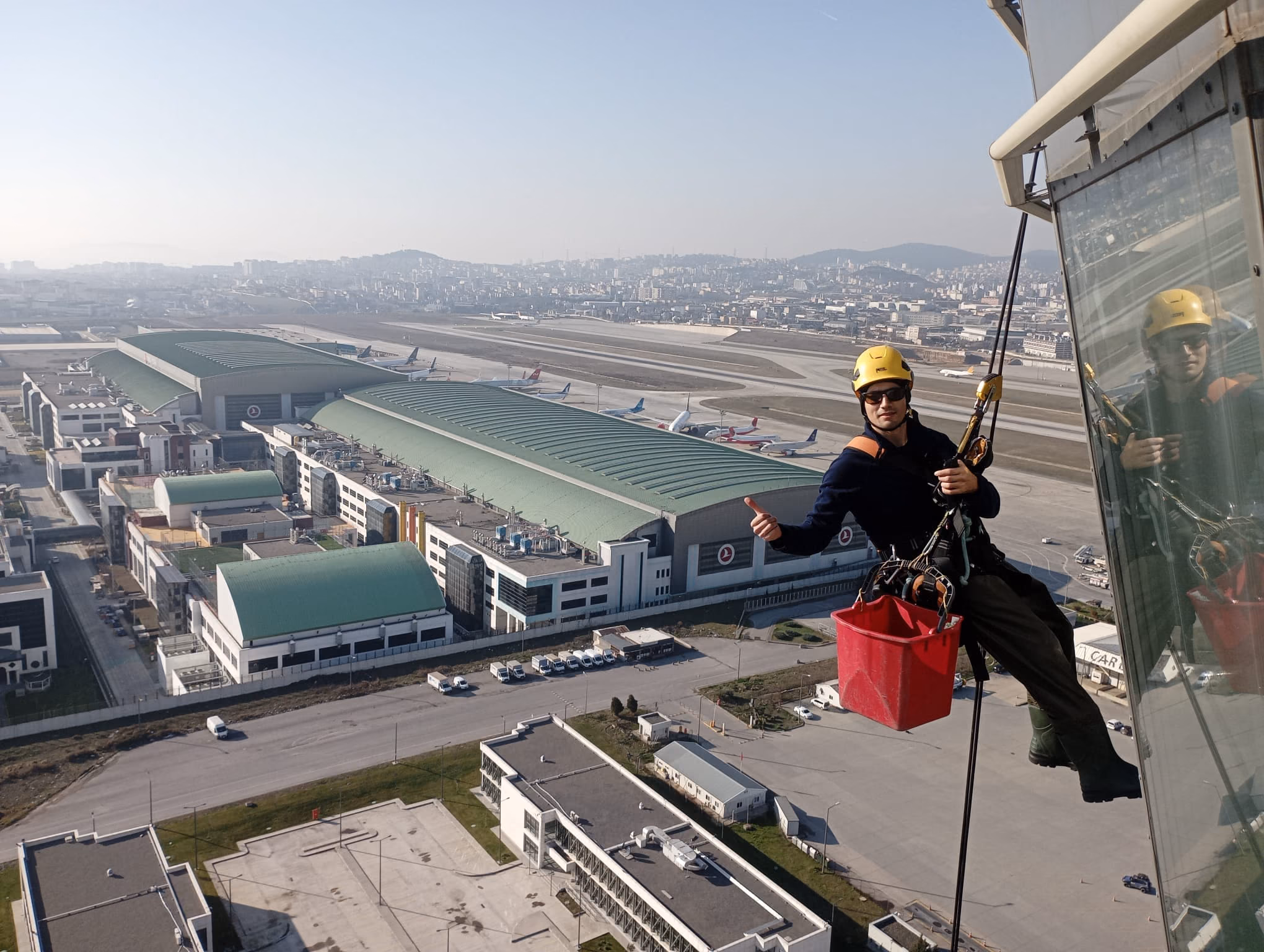Sabiha Gökçen Havalimanı — Kontrol Kulesi Cephe Temizliği — saha fotoğrafı 2