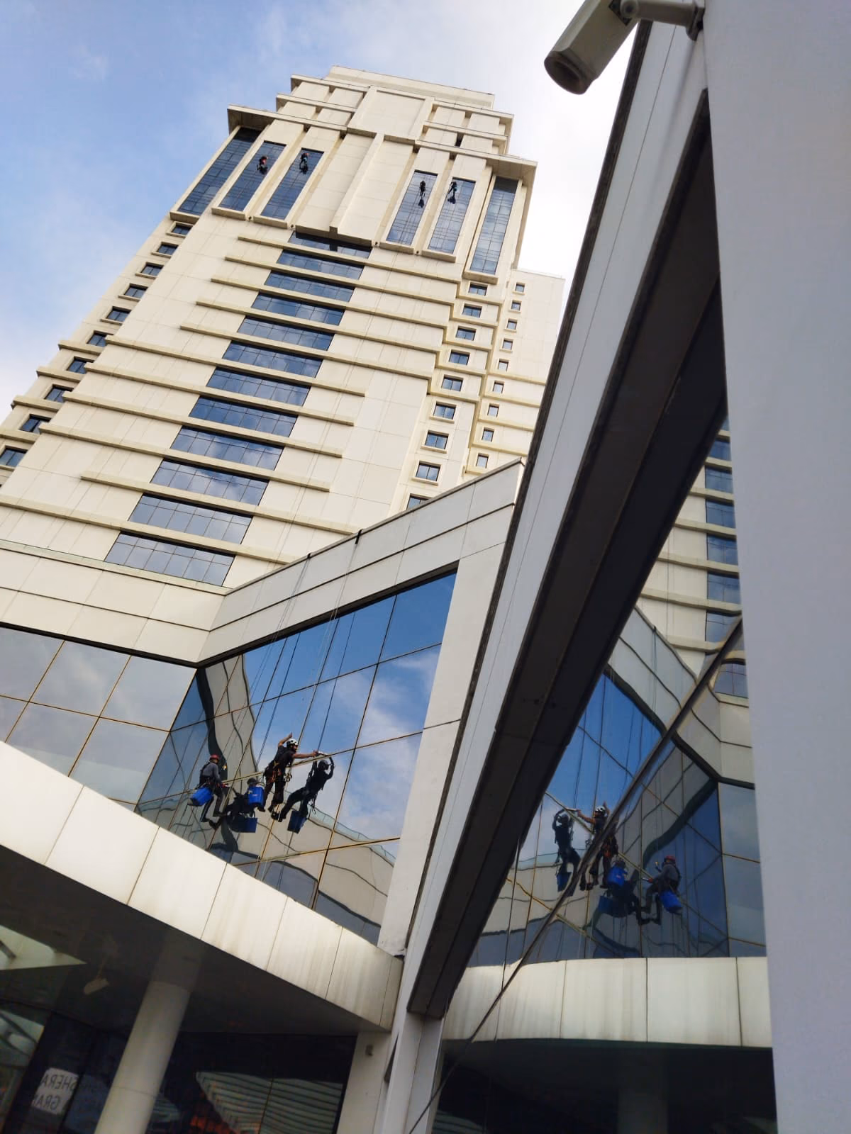 Otel — Dış Cephe Cam Temizliği — saha fotoğrafı 3